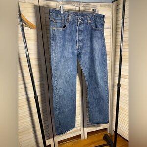 EUC Levi's 501 Original Fit Men's Jeans in a Dark Stonewash W38 L30